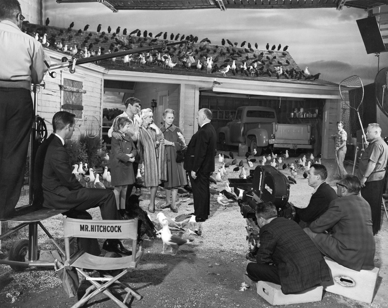 Photo de tournage du film Les oiseaux d'Alfred Hitchcock