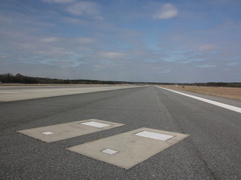 Les tombes de Richard et Catherine Dotson sur les pistes de l'aéroport de Savannah en Géorgie aux USA