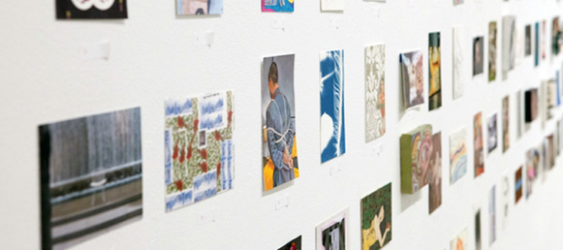 Vente de carte postale d'œuvres d'artistes à New-York Visual Aids