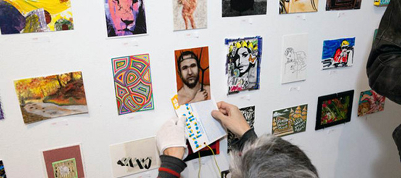 Vente de carte postale d'œuvres d'artistes à New-York Visual Aids