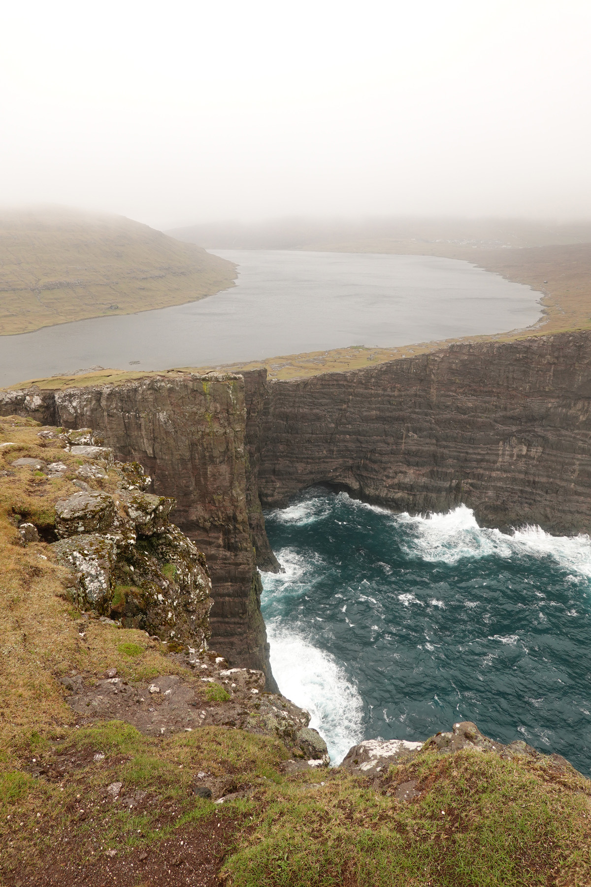 Lac Sørvágsvatn / Leitisvatn sur l’île Vágar des Îles Féroé