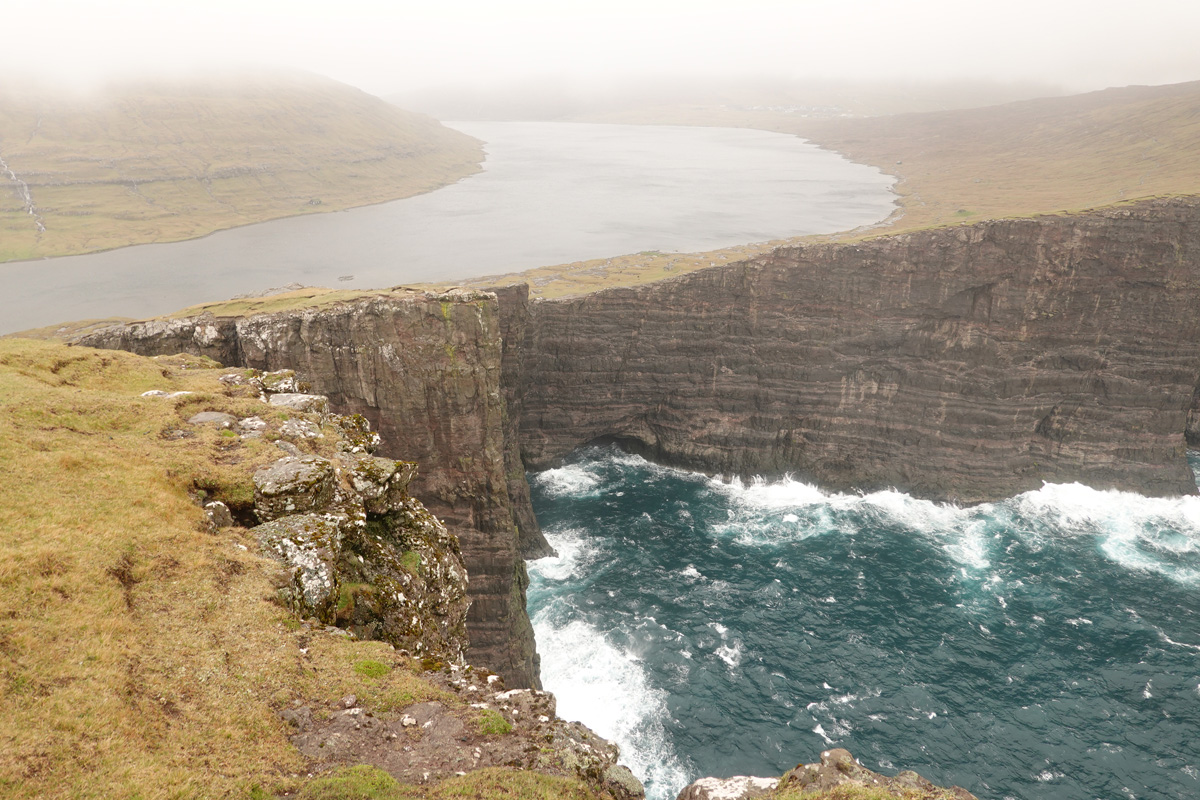 Lac Sørvágsvatn / Leitisvatn sur l’île Vágar des Îles Féroé