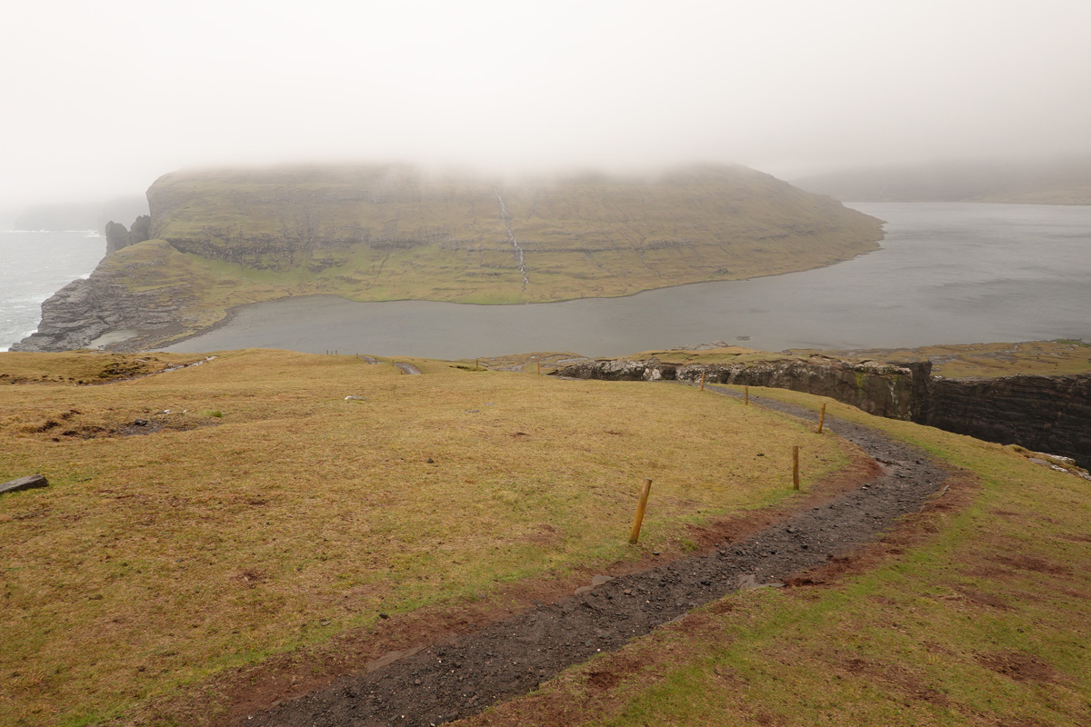 Lac Sørvágsvatn / Leitisvatn sur l’île Vágar des Îles Féroé