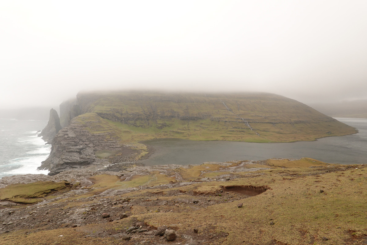 Lac Sørvágsvatn / Leitisvatn sur l’île Vágar des Îles Féroé