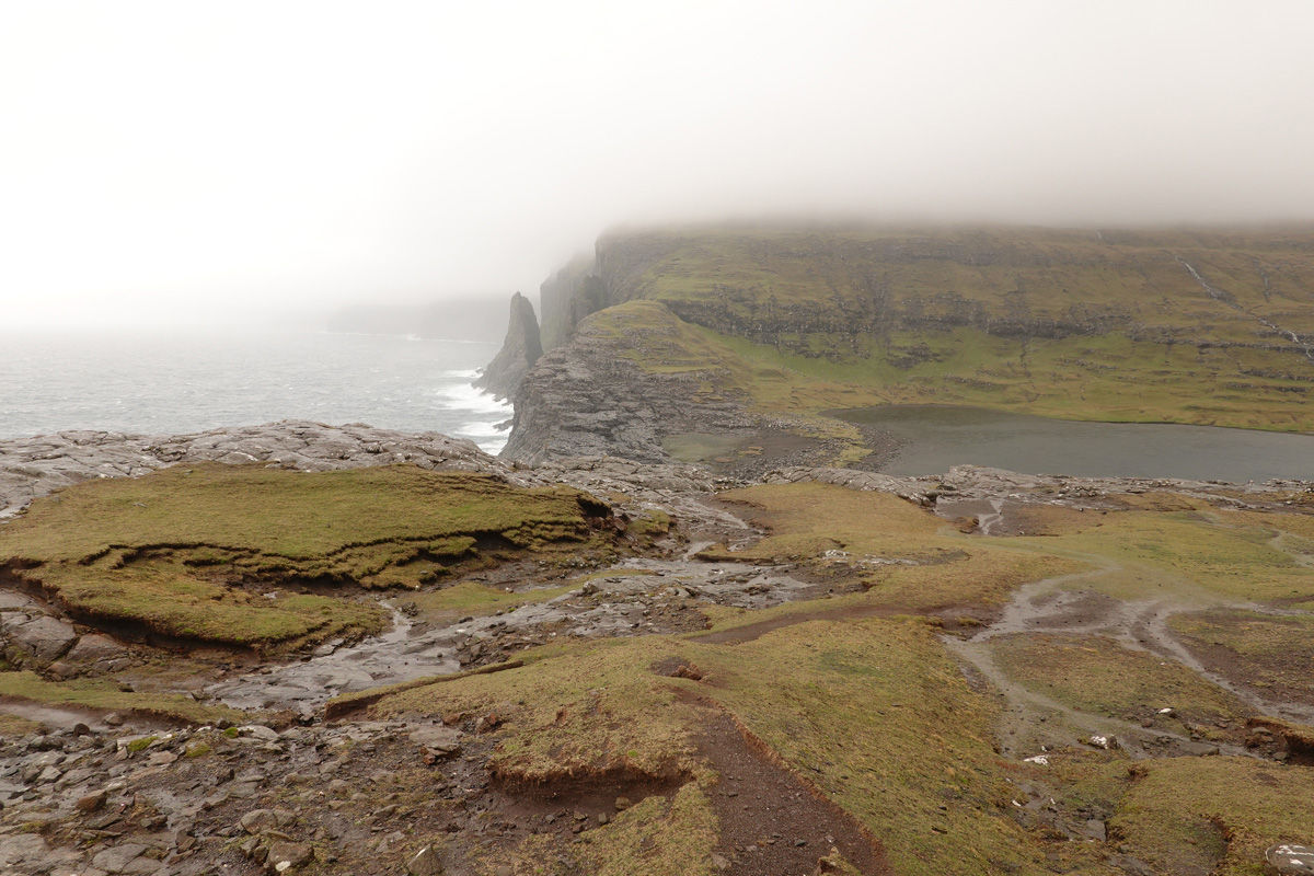 Lac Sørvágsvatn / Leitisvatn sur l’île Vágar des Îles Féroé