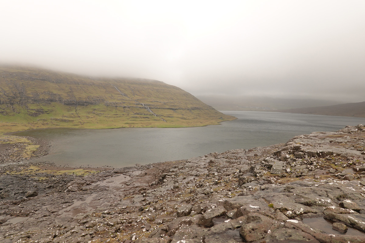 Lac Sørvágsvatn / Leitisvatn sur l’île Vágar des Îles Féroé