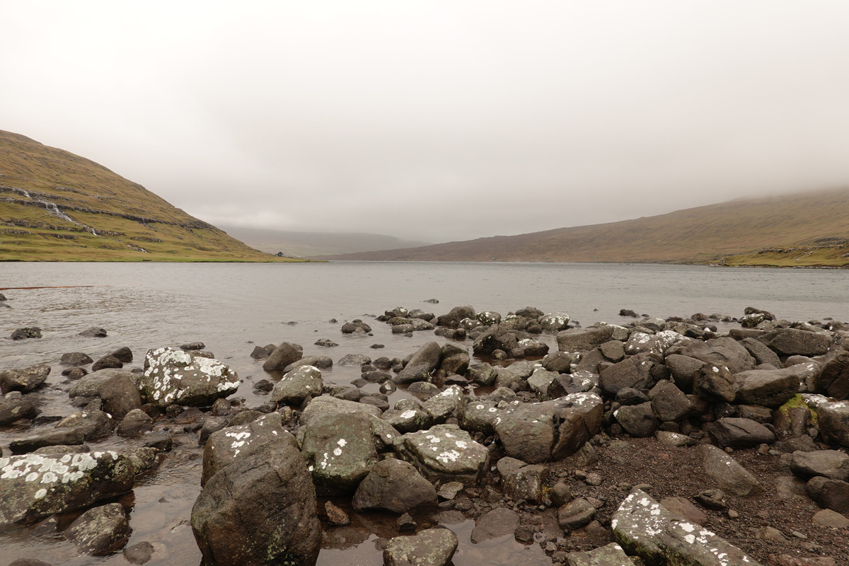 Lac Sørvágsvatn / Leitisvatn sur l’île Vágar des Îles Féroé