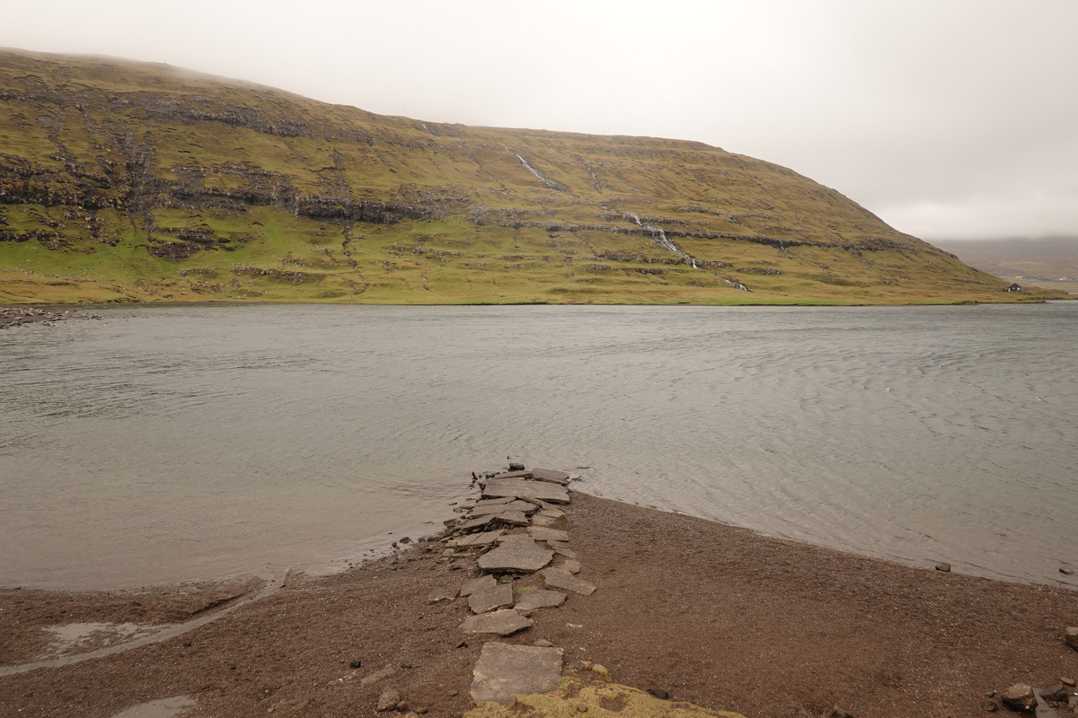 Lac Sørvágsvatn / Leitisvatn sur l’île Vágar des Îles Féroé