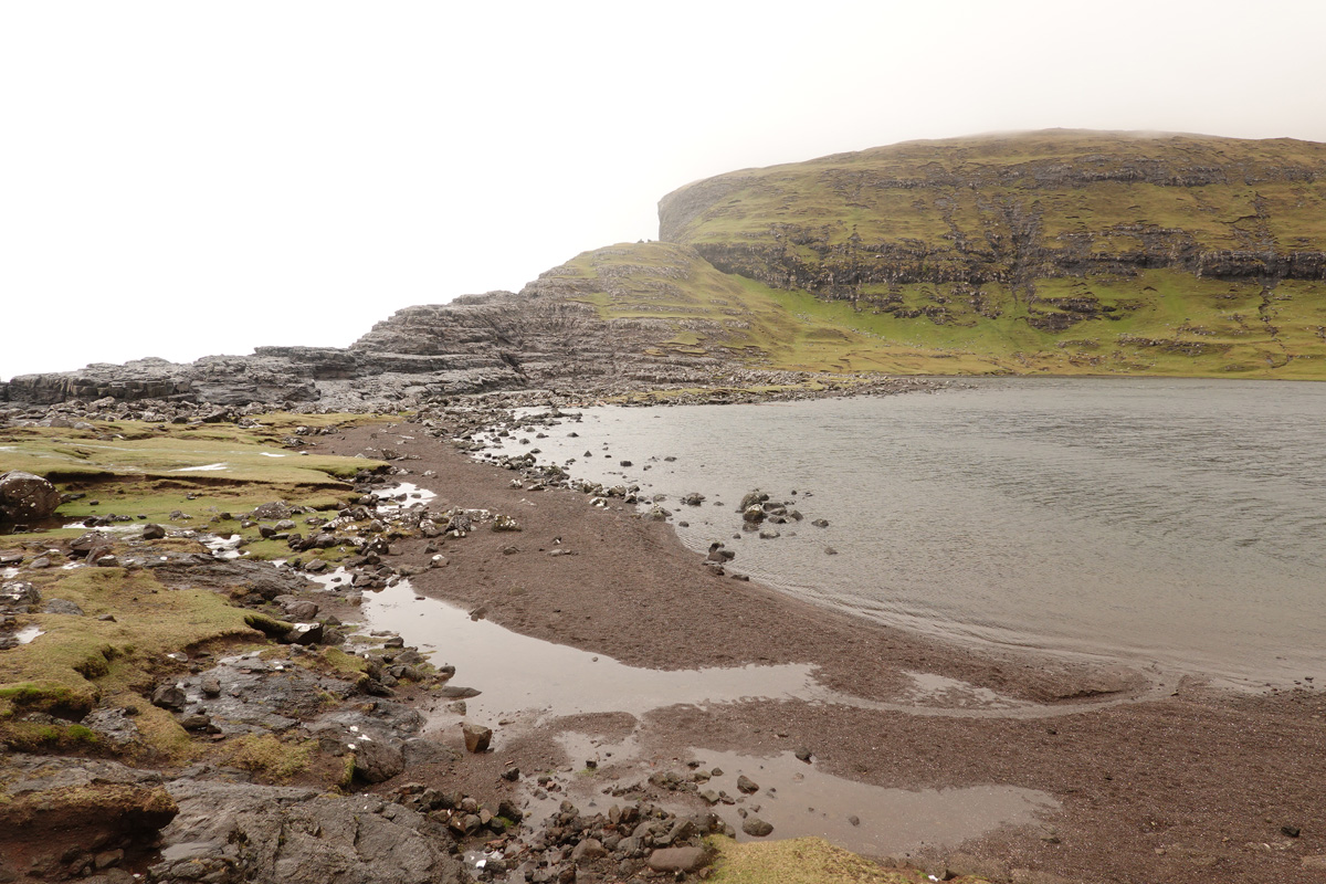 Lac Sørvágsvatn / Leitisvatn sur l’île Vágar des Îles Féroé