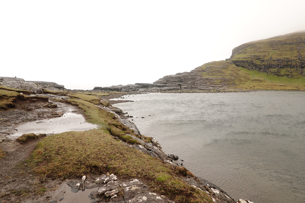 Lac Sørvágsvatn / Leitisvatn sur l’île Vágar des Îles Féroé