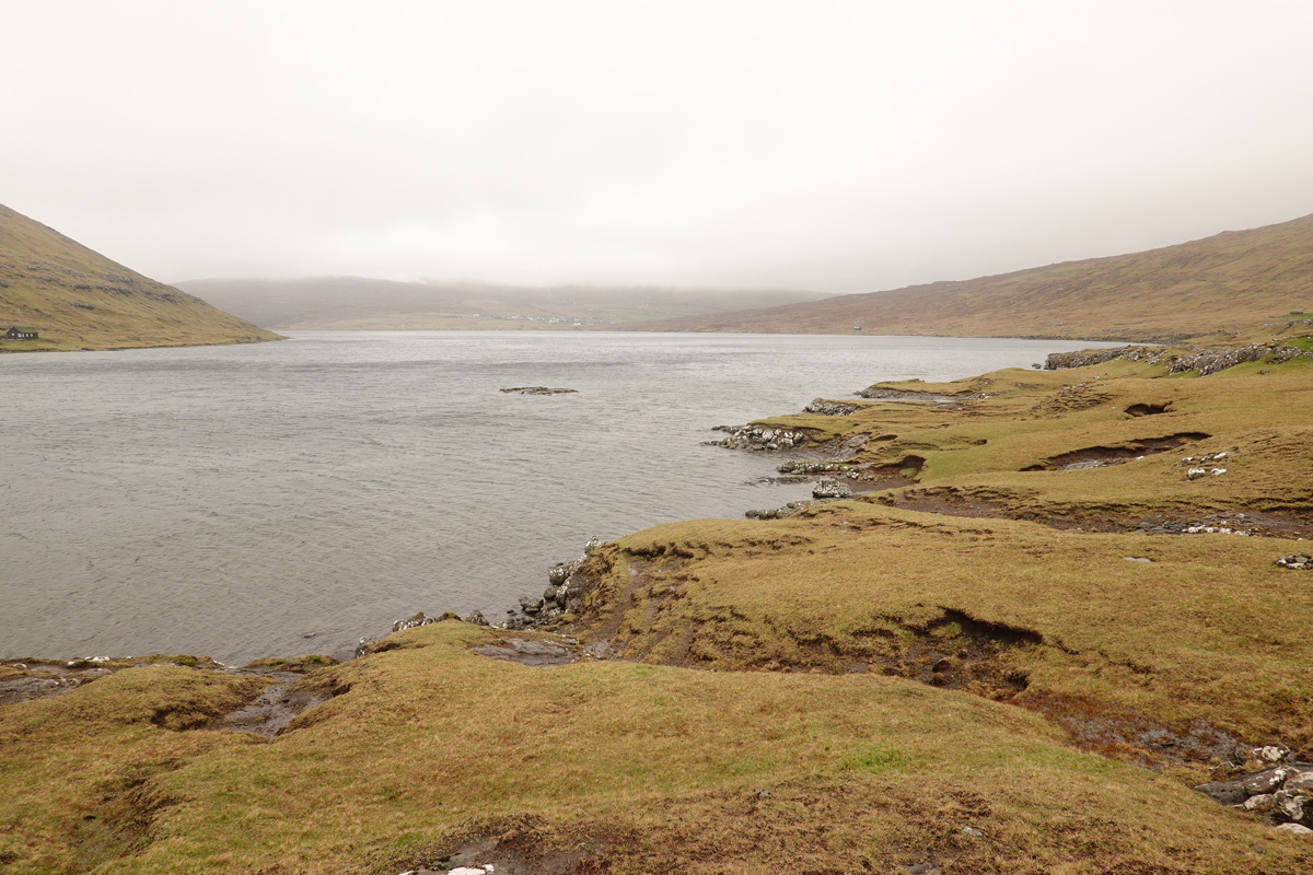 Lac Sørvágsvatn / Leitisvatn sur l’île Vágar des Îles Féroé