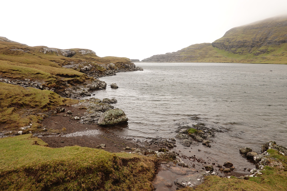 Lac Sørvágsvatn / Leitisvatn sur l’île Vágar des Îles Féroé