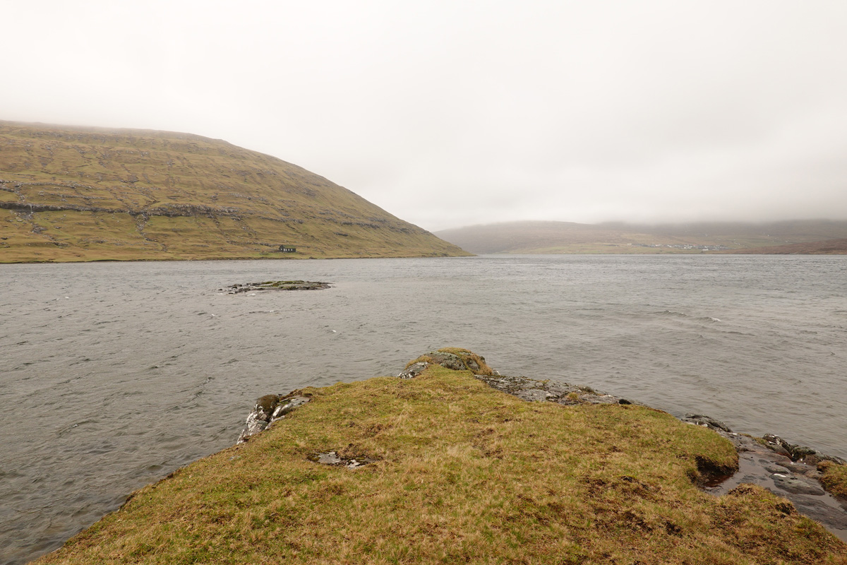 Lac Sørvágsvatn / Leitisvatn sur l’île Vágar des Îles Féroé