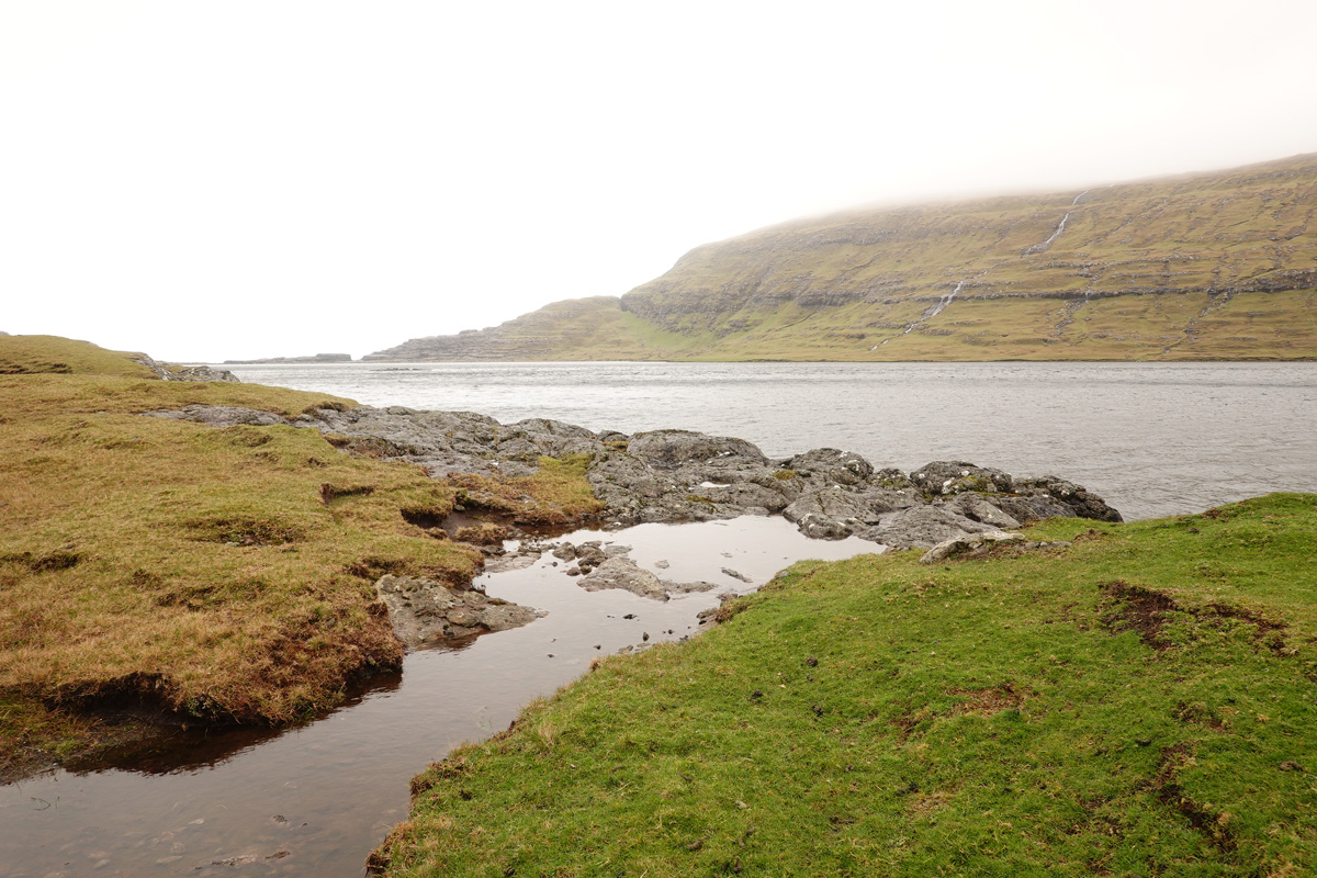 Lac Sørvágsvatn / Leitisvatn sur l’île Vágar des Îles Féroé