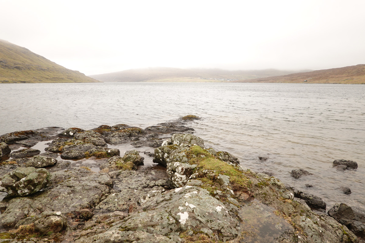 Lac Sørvágsvatn / Leitisvatn sur l’île Vágar des Îles Féroé