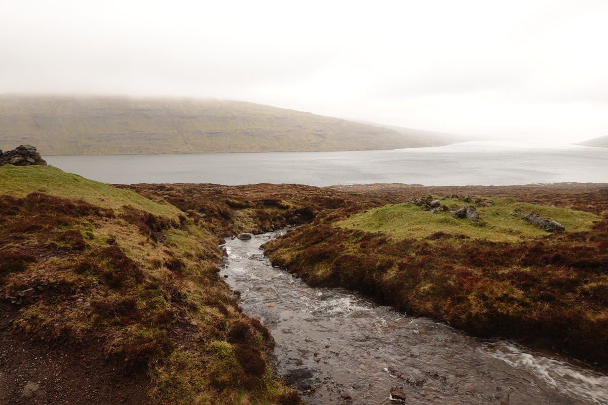 Lac Sørvágsvatn / Leitisvatn sur l’île Vágar des Îles Féroé