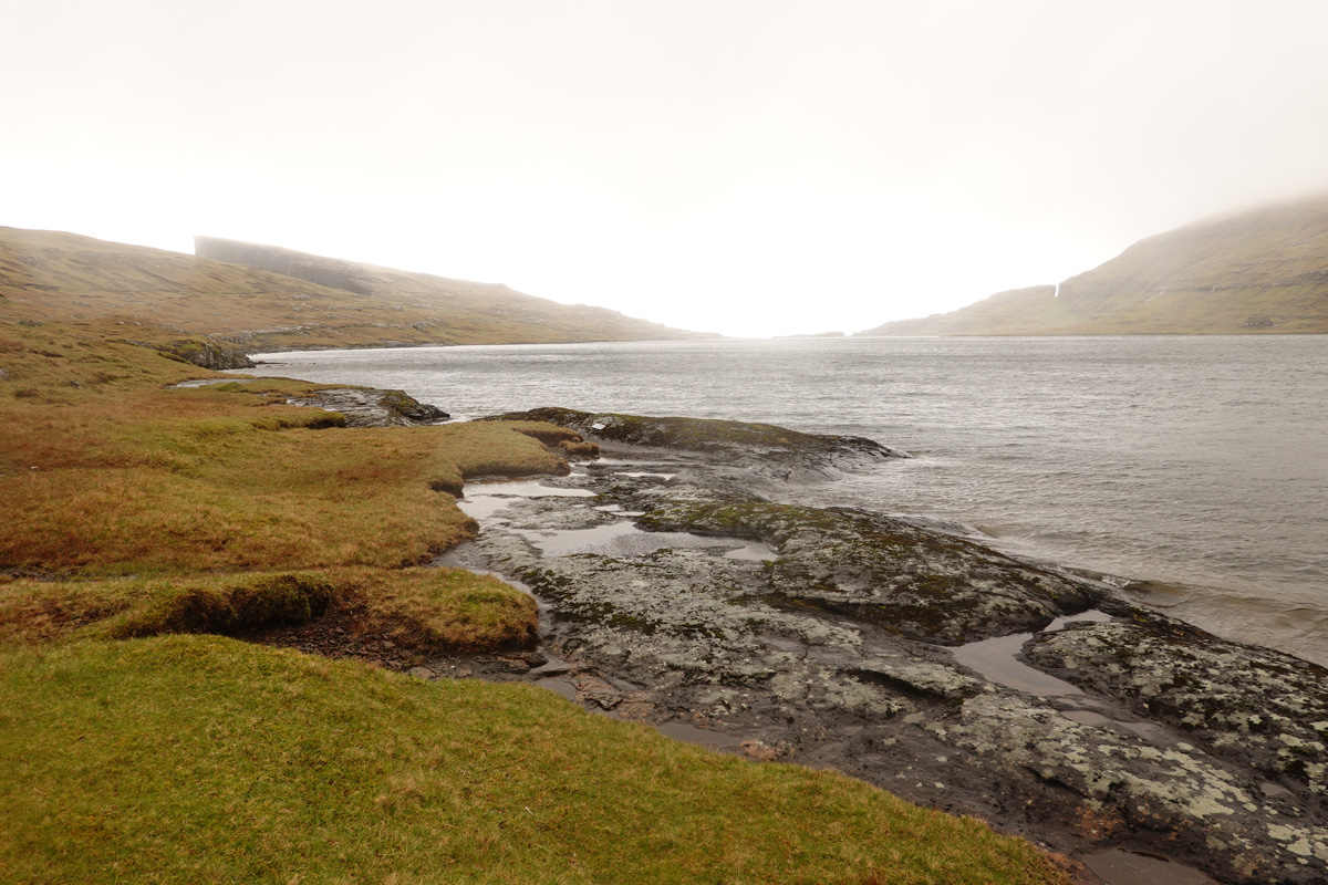 Lac Sørvágsvatn / Leitisvatn sur l’île Vágar des Îles Féroé