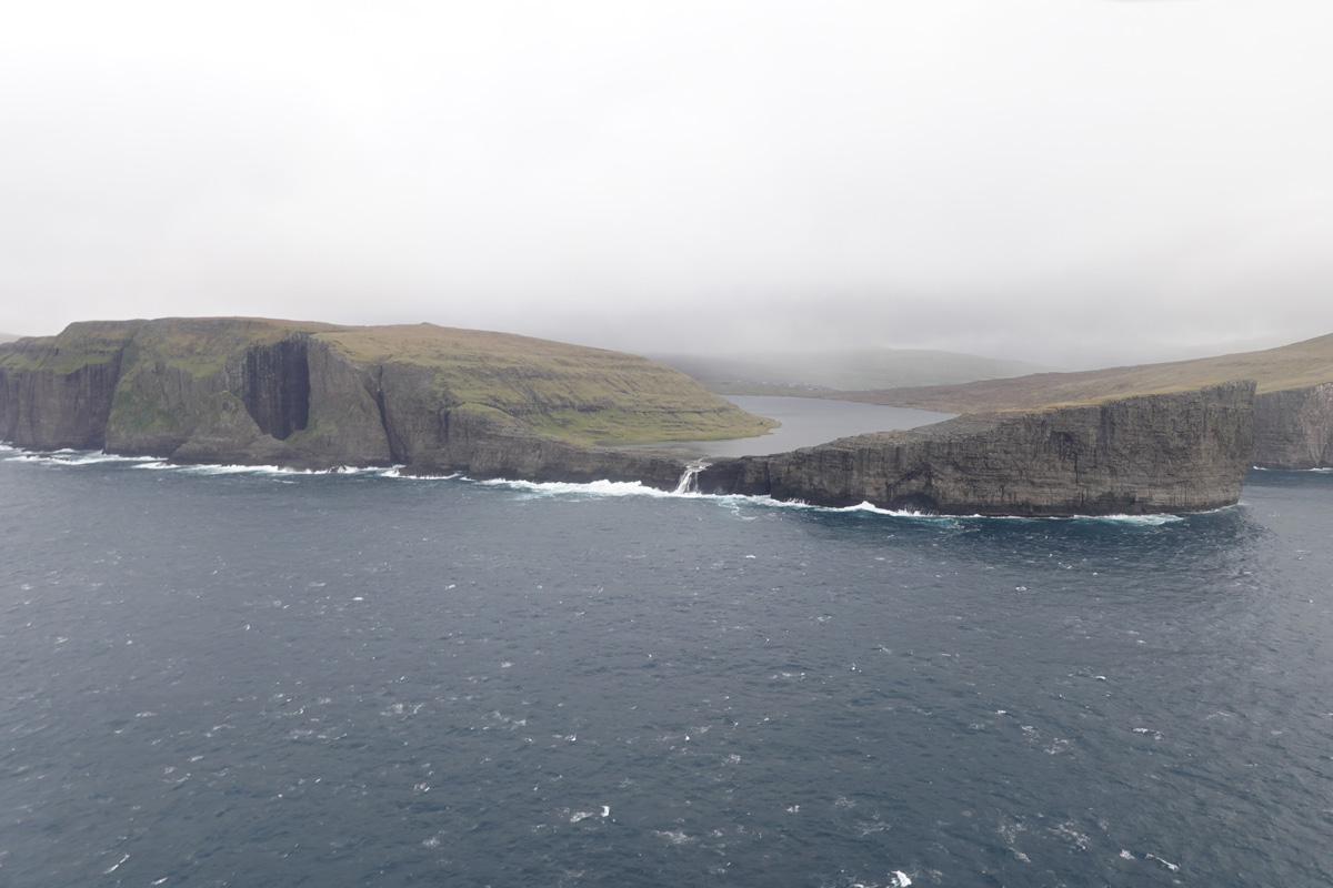 Lac Sørvágsvatn / Leitisvatn sur l’île Vágar des Îles Féroé