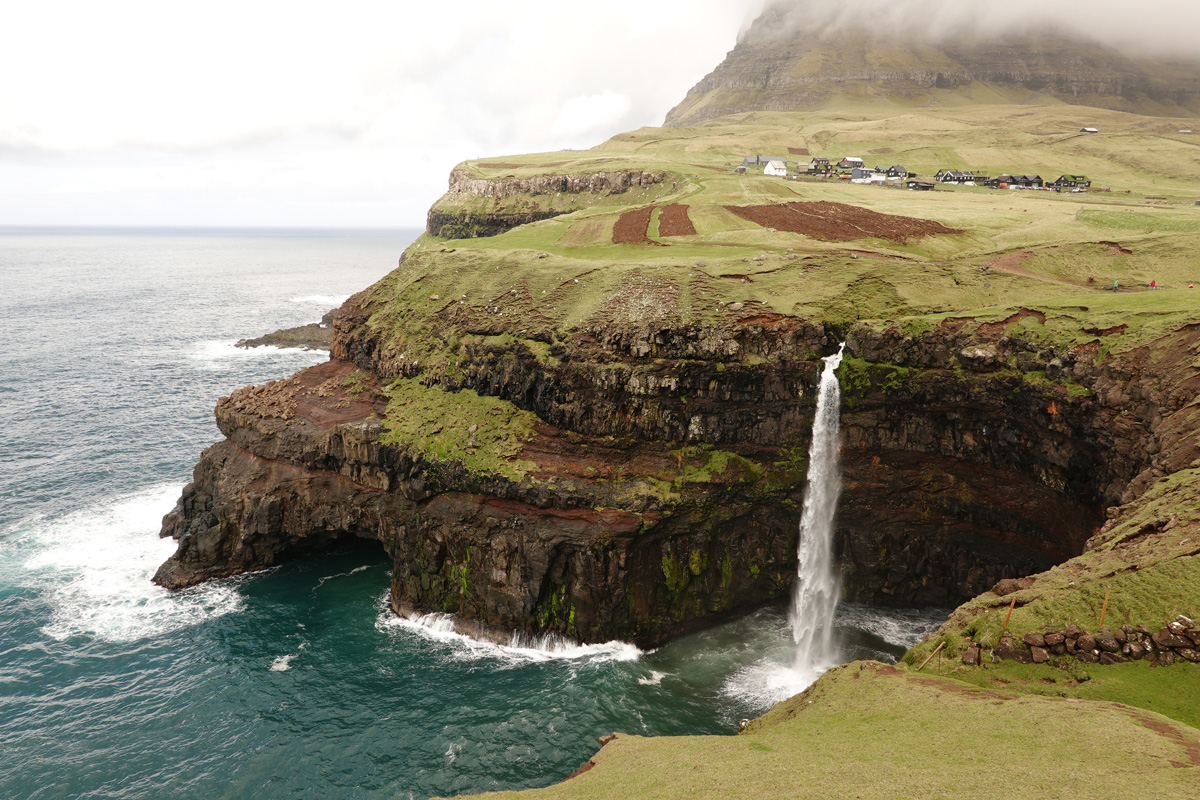 Mon voyage au village de Gásadalur sur l’île Vágar des Îles Féroé