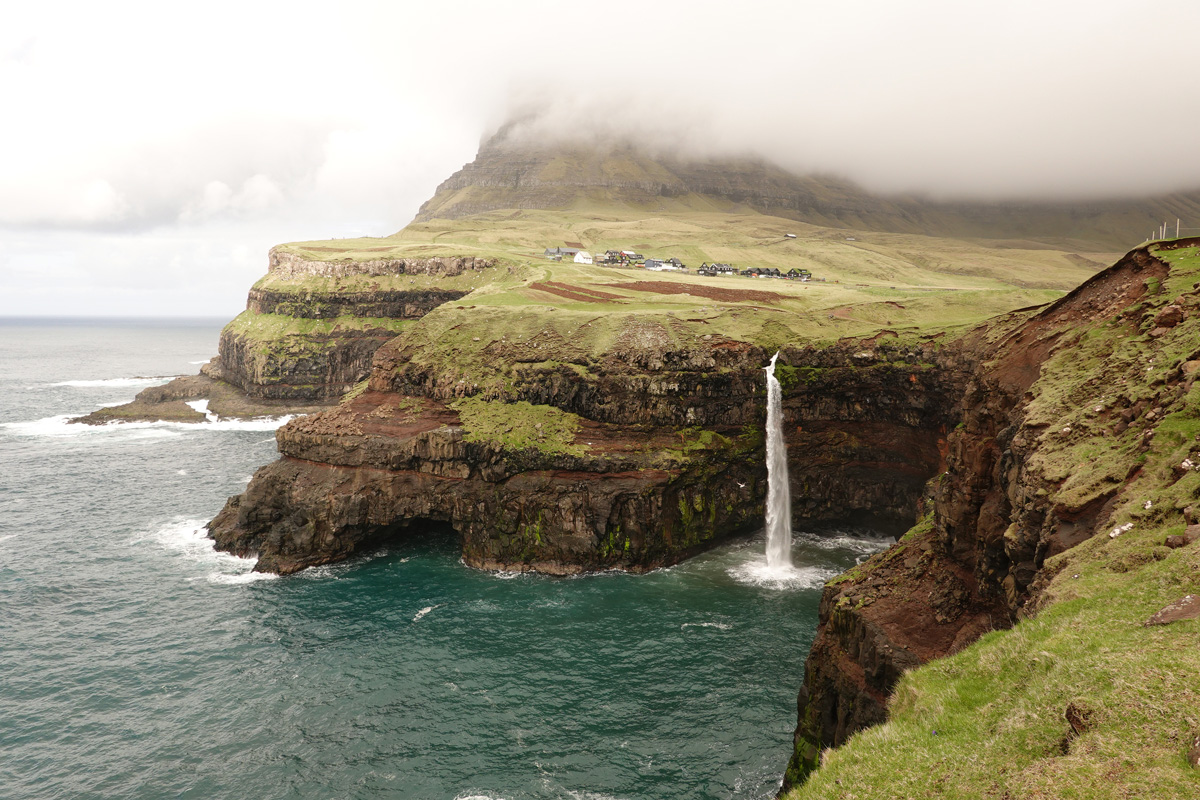 Mon voyage au village de Gásadalur sur l’île Vágar des Îles Féroé