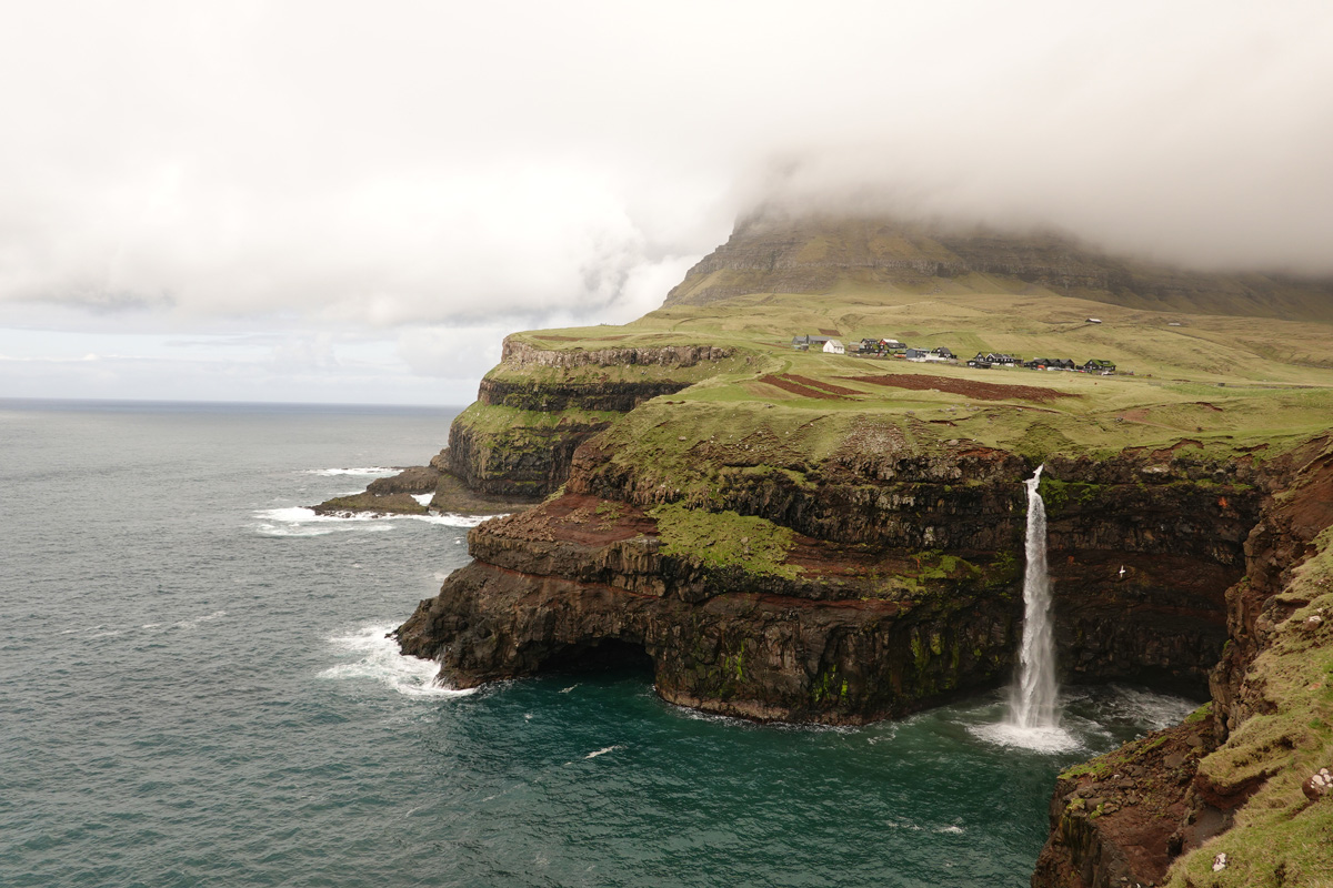 Mon voyage au village de Gásadalur sur l’île Vágar des Îles Féroé