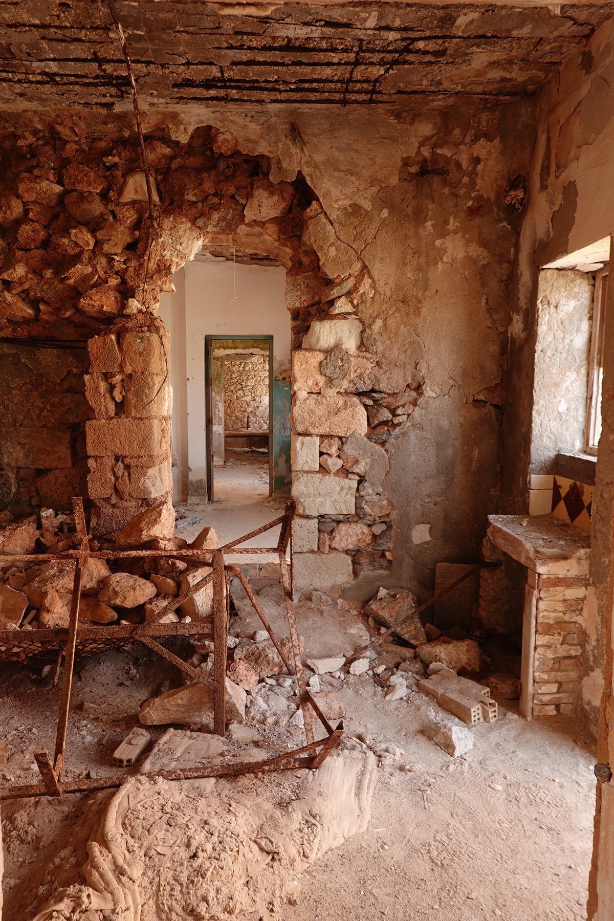 Visite des anciennes mines de souffre Palliomera sur l'île Milos en Grèce