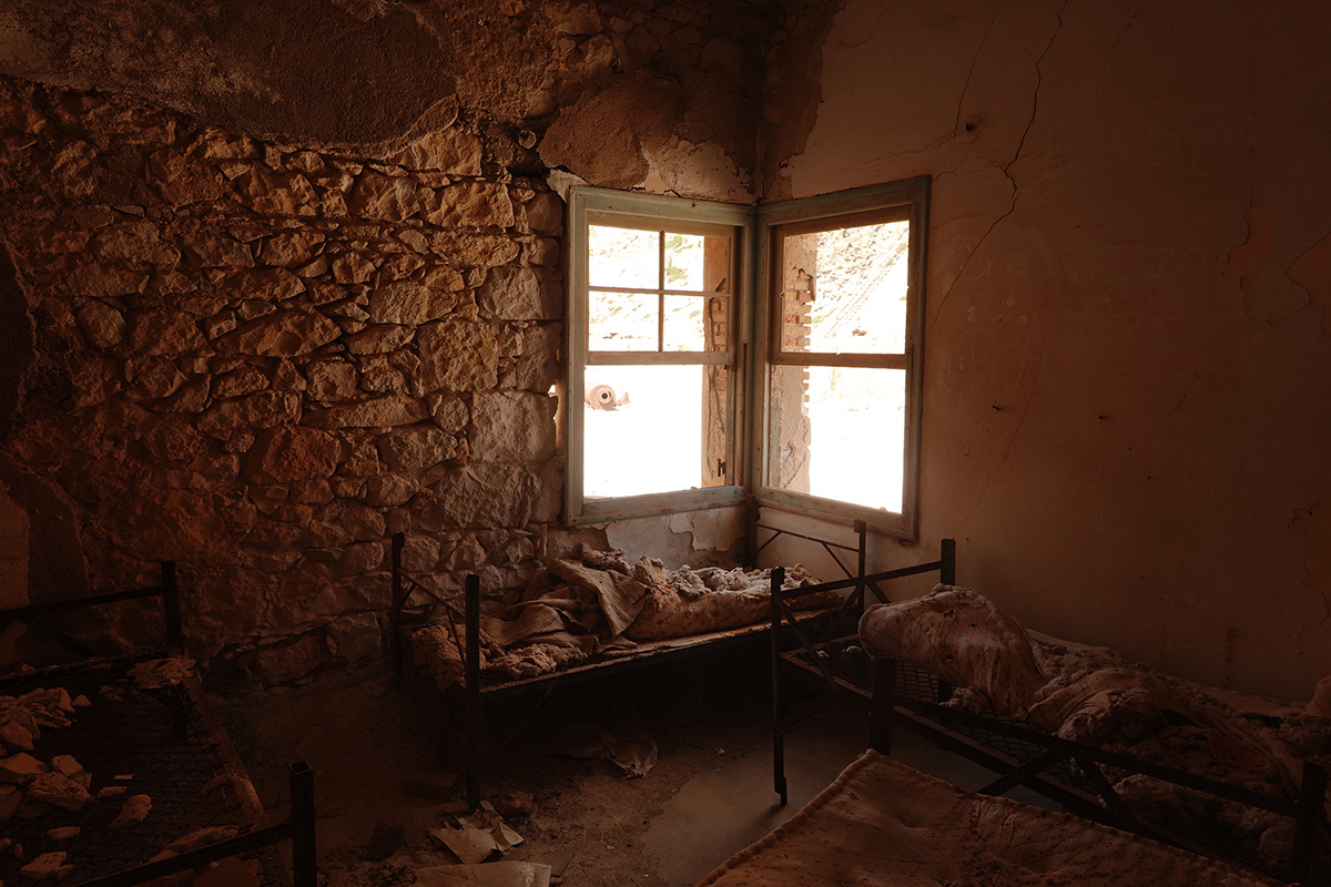 Visite des anciennes mines de souffre Palliomera sur l'île Milos en Grèce