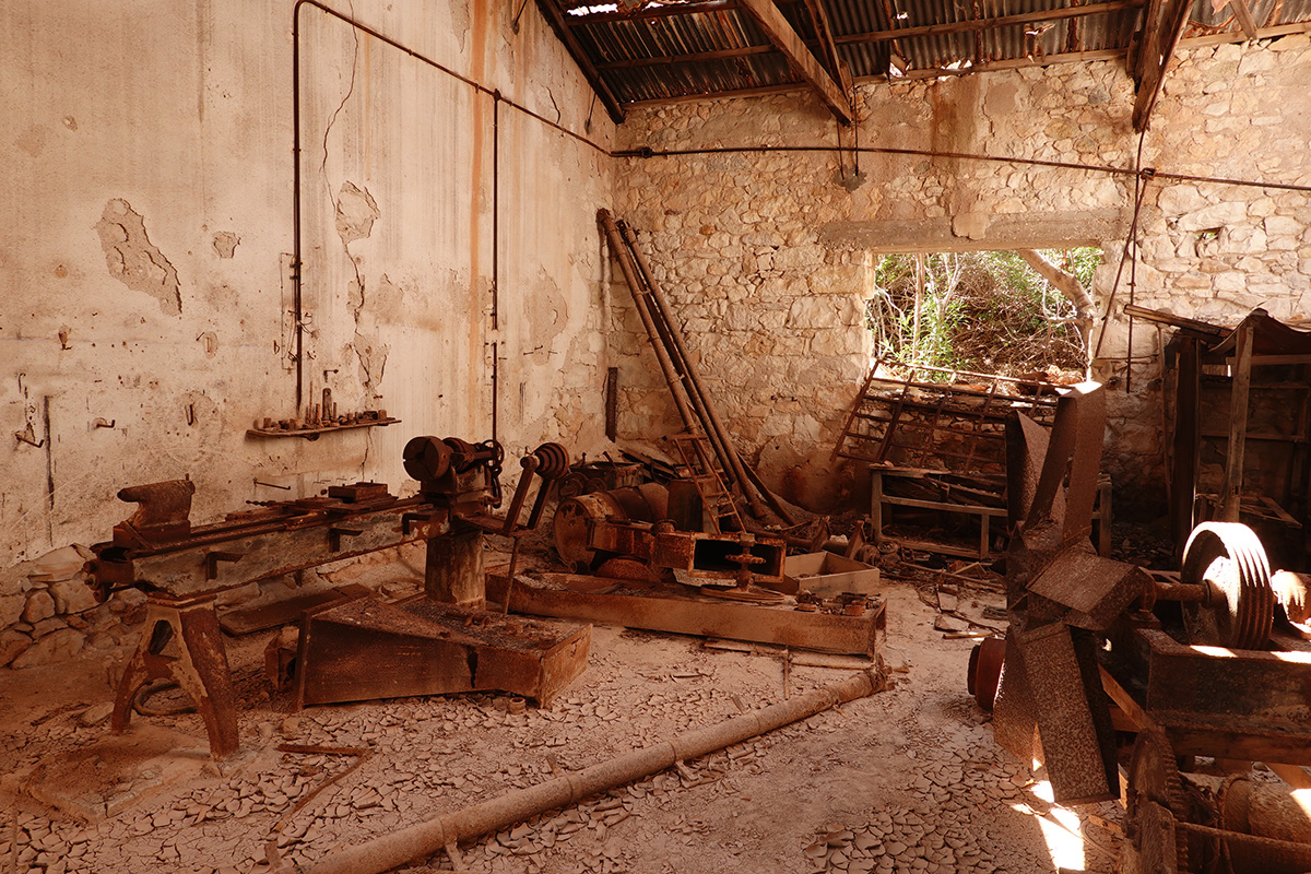 Visite des anciennes mines de souffre Palliomera sur l'île Milos en Grèce
